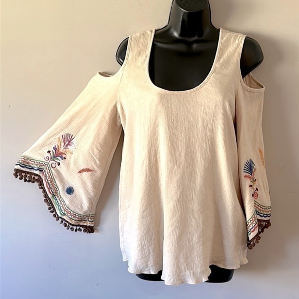 VAVA by Joy Han Jubilee cold shoulder blouse large EUC